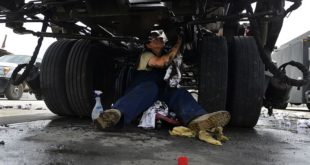 popravlja kamion